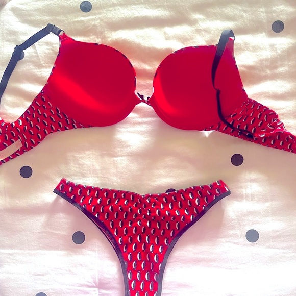 Victoria’s Secret Bra and Panty Set - Picture 2 of 4